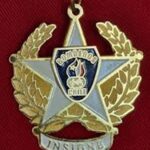 Portada medalla fondo rojo