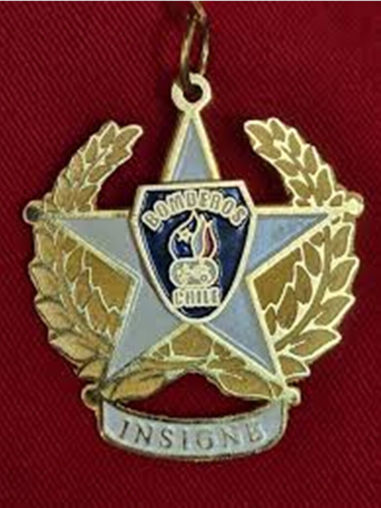 Portada medalla fondo rojo