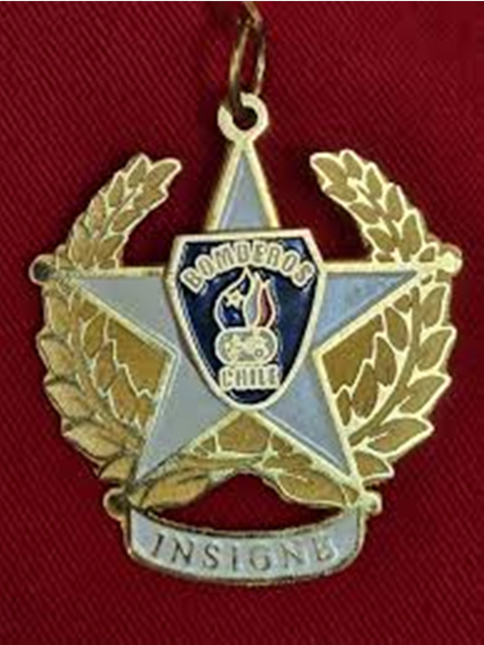 Portada medalla fondo rojo